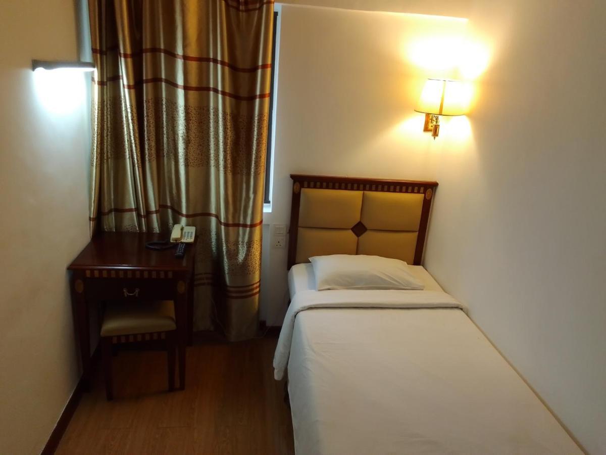 Super Oyo 90464 Borneo Suites Hotel Kota Kinabalu Exterior foto